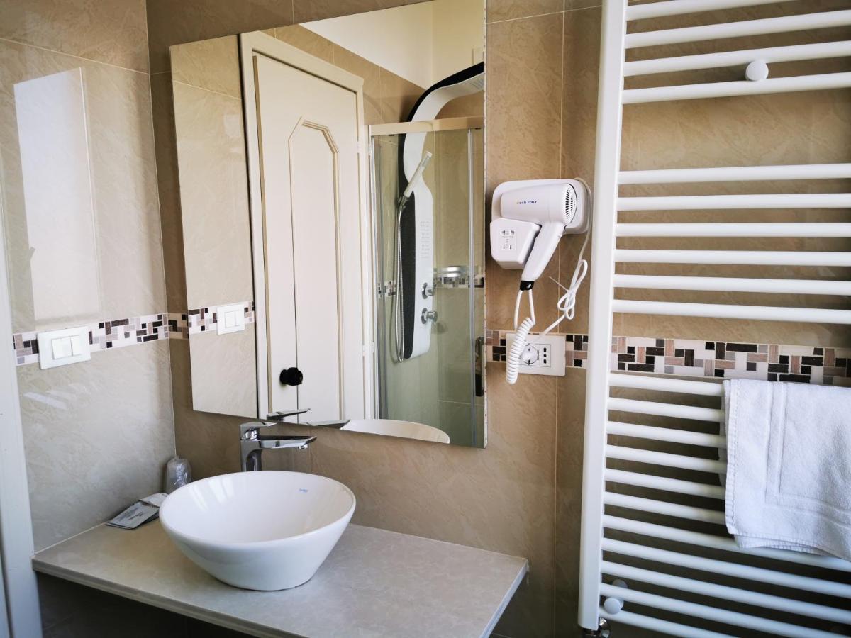 New Alexander Hotel Генуа Екстериор снимка