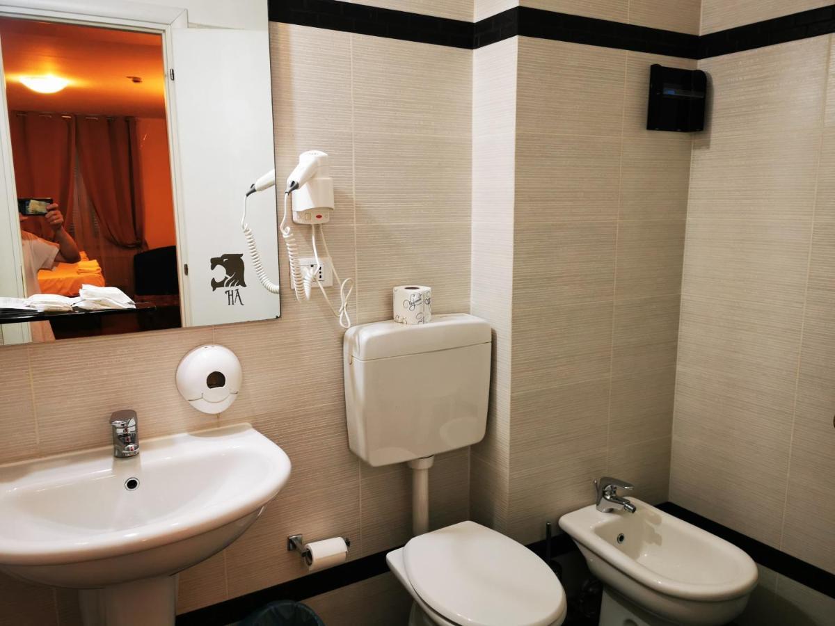 New Alexander Hotel Генуа Екстериор снимка