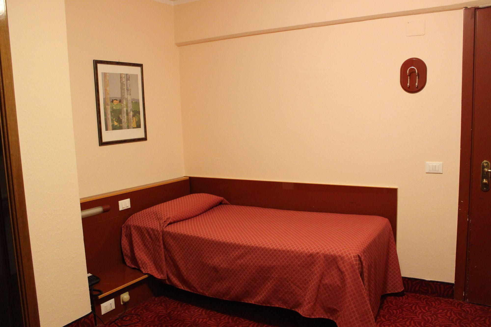 New Alexander Hotel Генуа Екстериор снимка