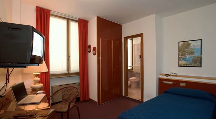 New Alexander Hotel Генуа Екстериор снимка